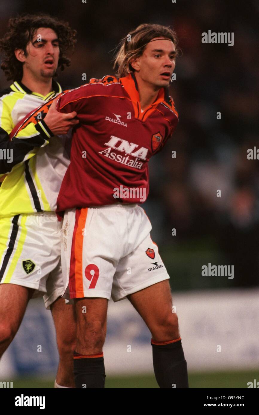 Italian Soccer - Serie A - Roma v Perugia. Roma's Gustavo Bartelt (right) being tightly marked by Perugia's Martin Rivas (left) Stock Photo