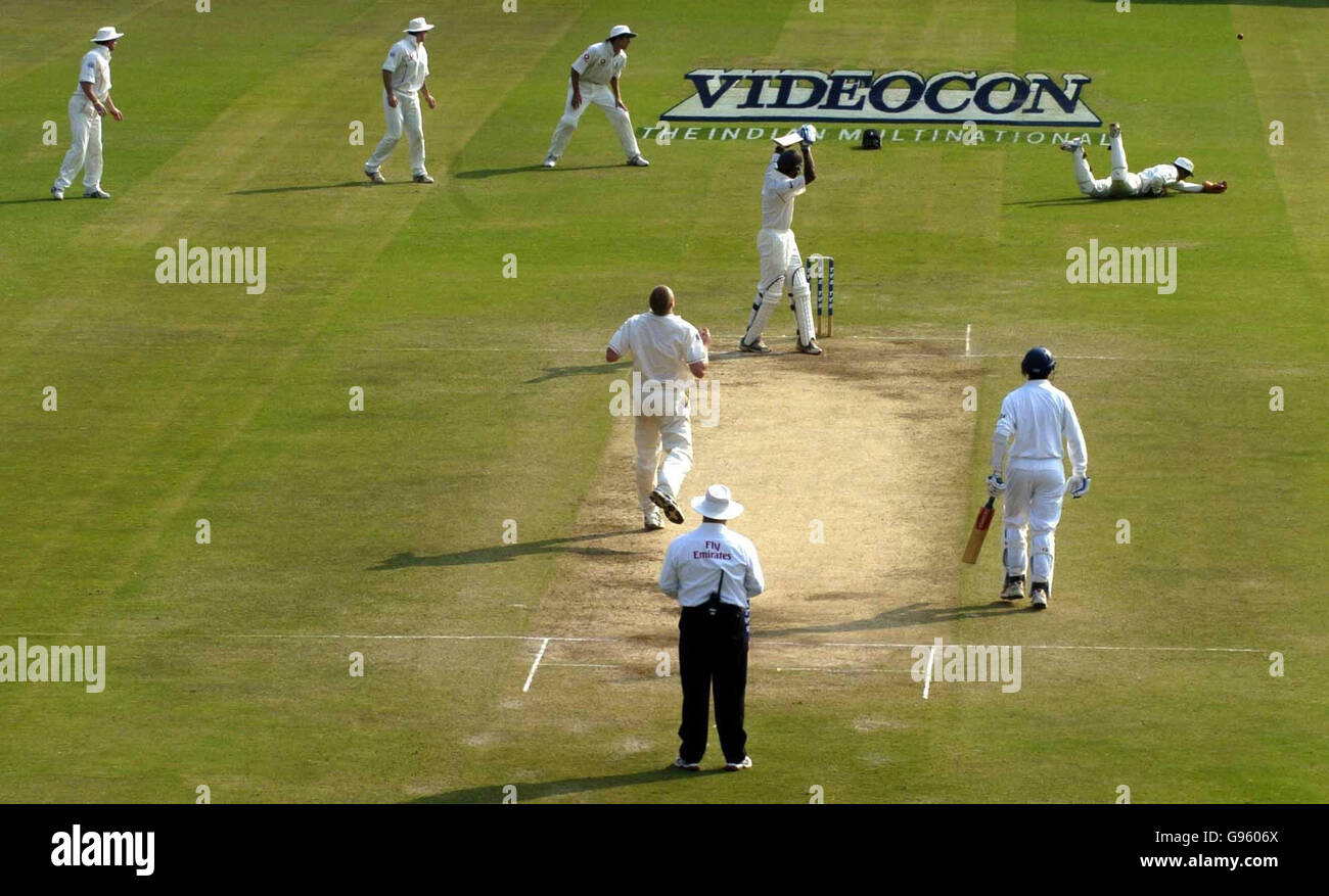 England wicketkeeper Geraint Jones fails to stop 4 leg byes off the bowling of captain Andrew Flintoff during the second day of the first Test match at the Vidarbha Cricket Association ground, Nagpur, India, Thursday March 2, 2006. PRESS ASSOCIATION Photo. Photo credit should read: Rebecca Naden/PA. Stock Photo
