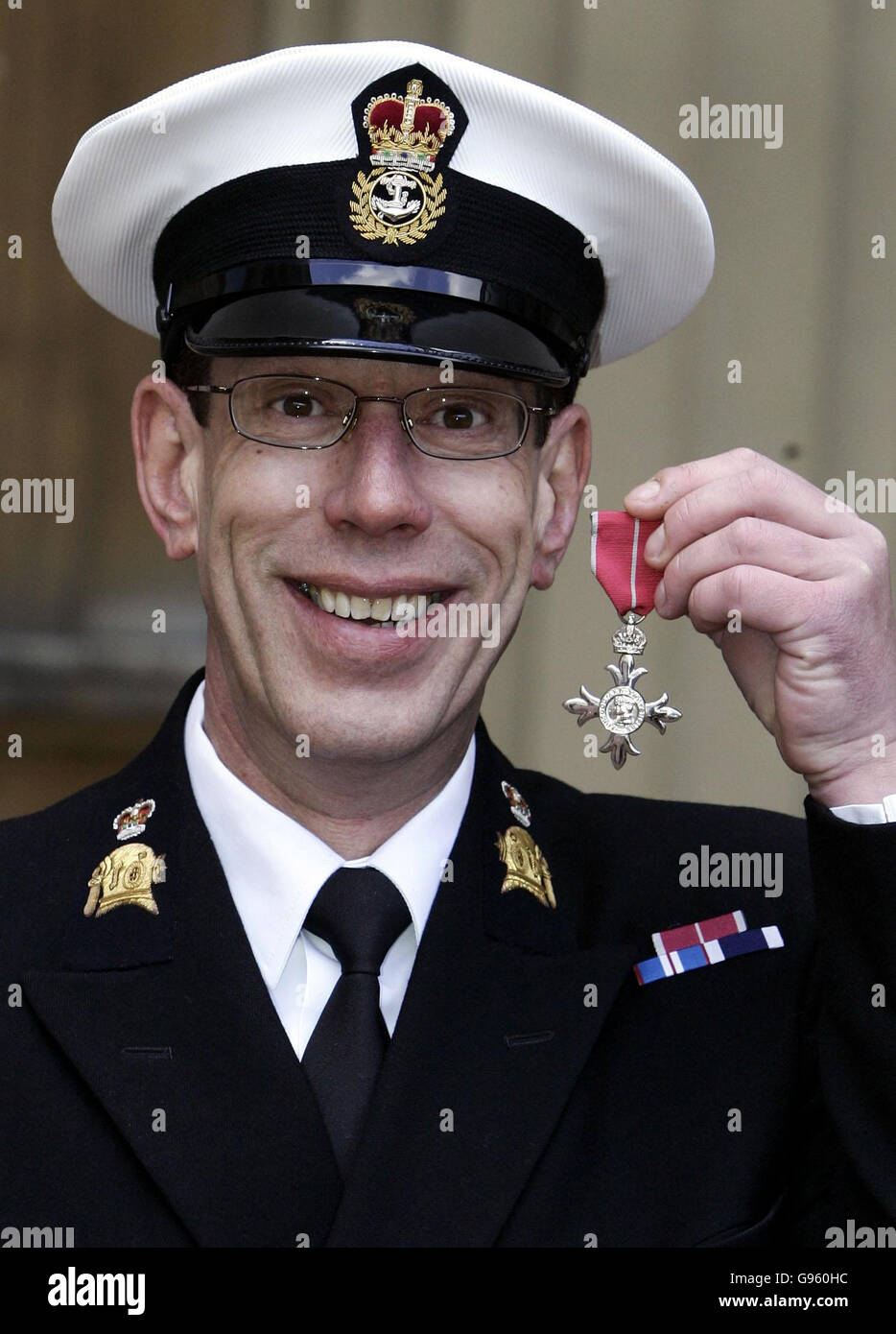 Royal Navy Chief Petty Officer Andrew Moss with his MBE after receiving it from Britain's Queen Elizabeth II at Buckingham Palace, London, Thursday March 2, 2006. See PA story ROYAL Investiture. PRESS ASSOCIATION Photo. Photo credit should read: Andrew Parsons/WPA rota/PA. Stock Photo