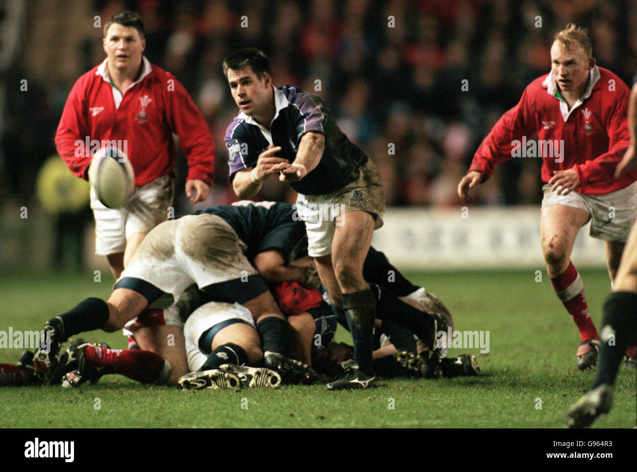 Rugby Union - Five Nations Championship - Scotland v Wales. Scotland's wing Kenny Logan acts as scrumhalf and sends the ball out to the flanks. Stock Photo
