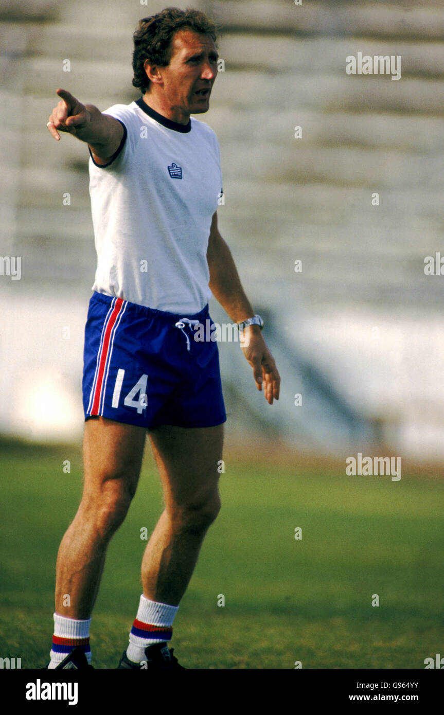 Howard Wilkinson, England U-21 Coach, directs the players on the training pitch in Sevilla. Stock Photo