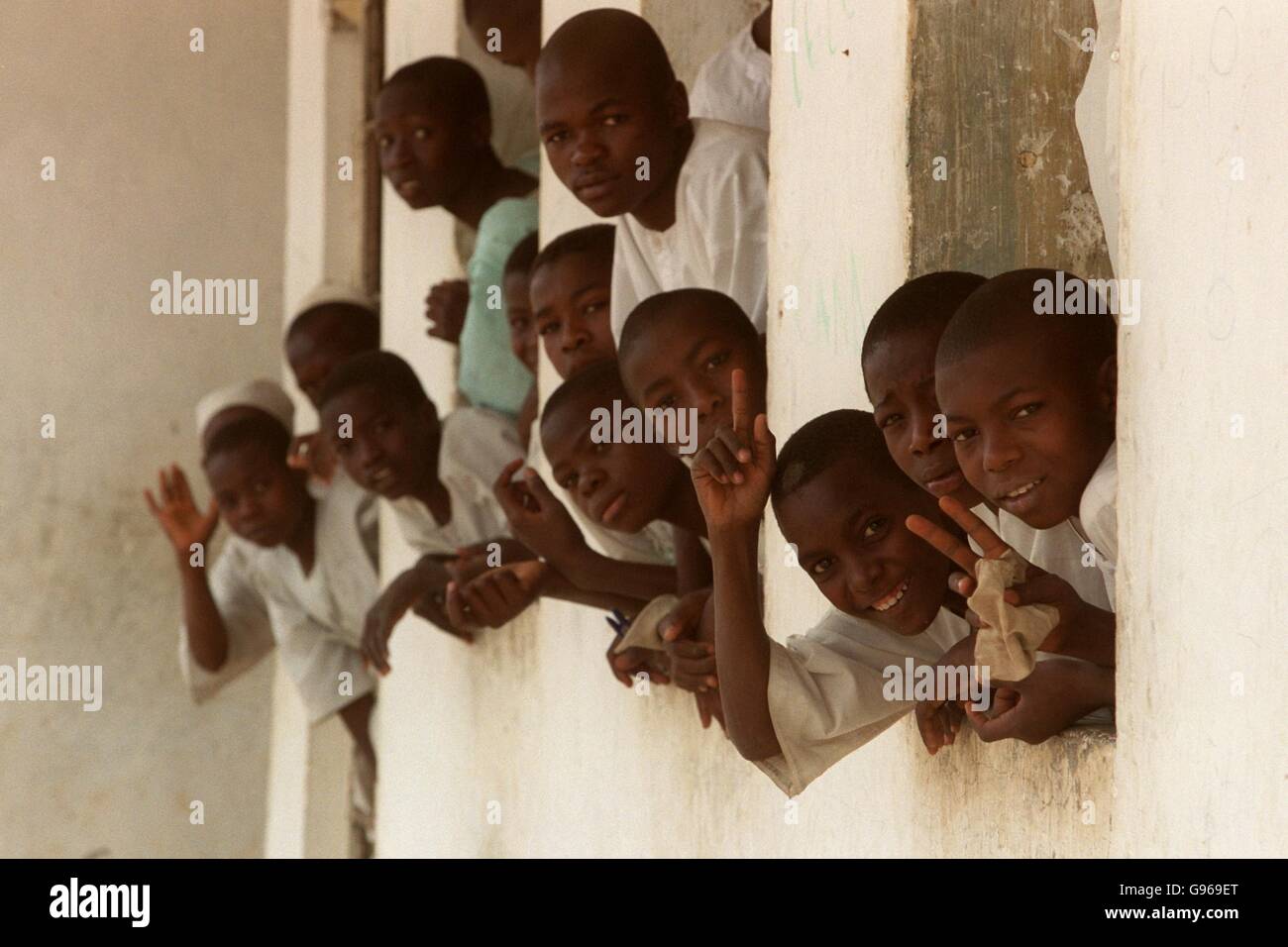 Soccer - FIFA World Youth Championships - Nigeria '99 - England Day Out. Nigerian children lean out of windows to catch a glimpse of the England team Stock Photo