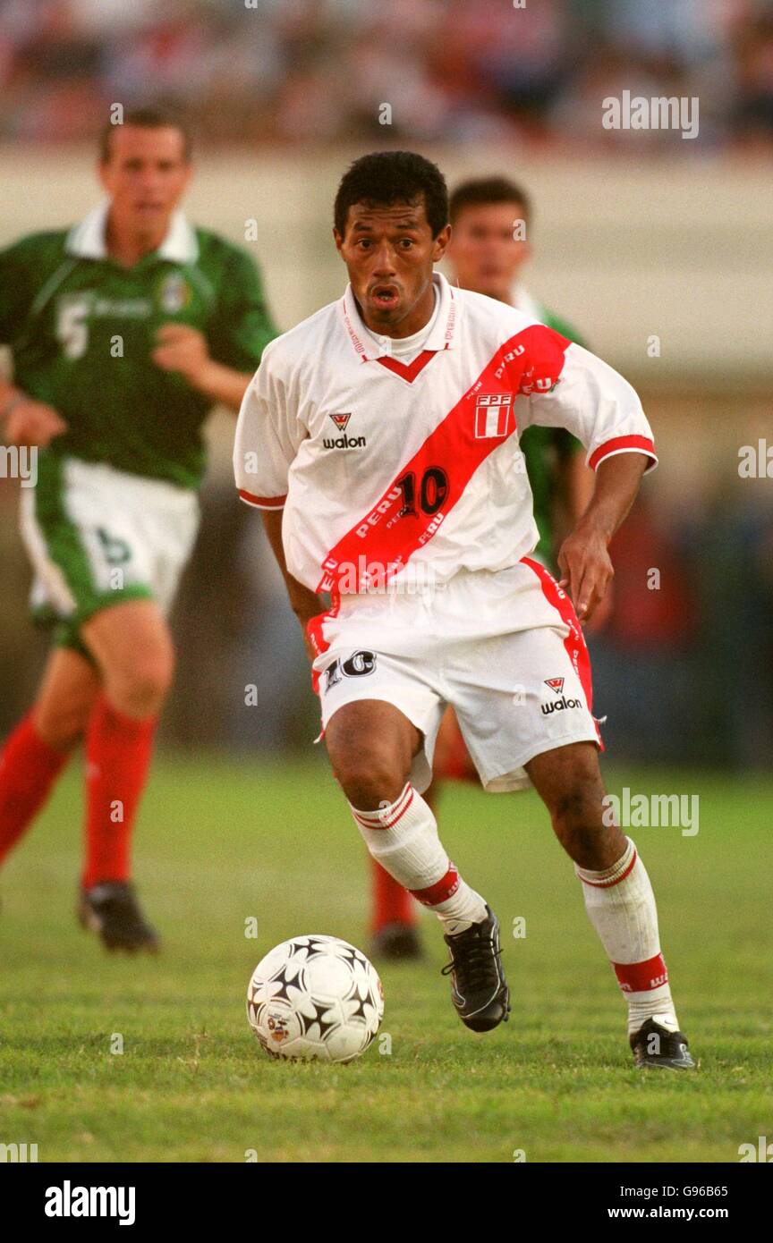 Soccer - Copa America 99 - Quarter Final - Peru v Mexico. Roberto