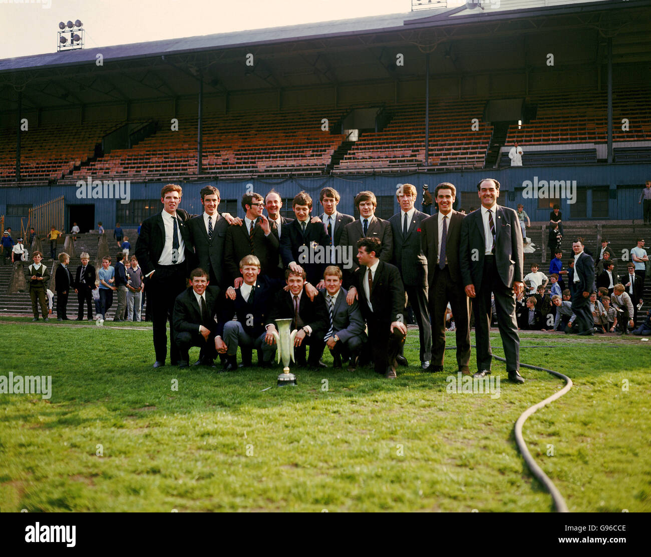 Newcastle United pose with the Inter Cities Fairs Cup, which they won by beating Ujpest Dozsa 6-2 on aggregate. back row, l-r Ollie Burton, Tommy Gibb, Eric Ross, David Smith (trainer), David Craig, Frank Clark, Alan Foggon, Wyn Davies, Bobby Moncur, Joe Harvey (manager). front row, l-r: Jackie Sinclair, Ian McFaul, Bryan Robson, Ben Arentoft, Jim Scott Stock Photo