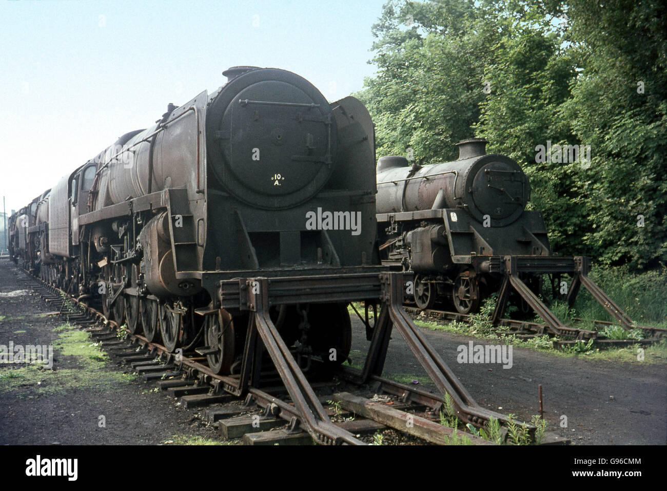 A pair of British Railways standard designs, the 9F 2-10-0 and BR Standard Class 4-6-0 abandoned at Carnforth after a short work Stock Photo