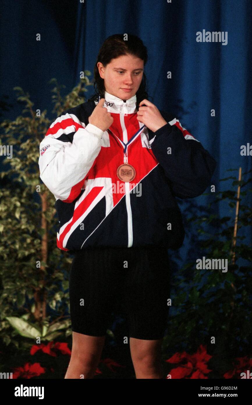 Swimming - European Short Course Championships - Sheffield. Great Britain's Sue Rolph with her bronze medal Stock Photo