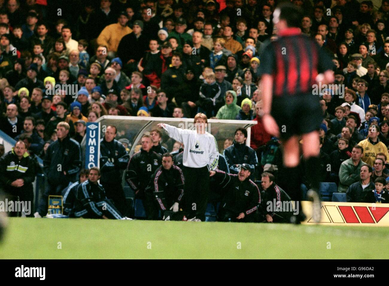 Soccer - FA Carling Premiership - Chelsea v Coventry City. Coventry City's manager Gordon Strachan on the bench before he was sent off by referee Jeff Winter Stock Photo