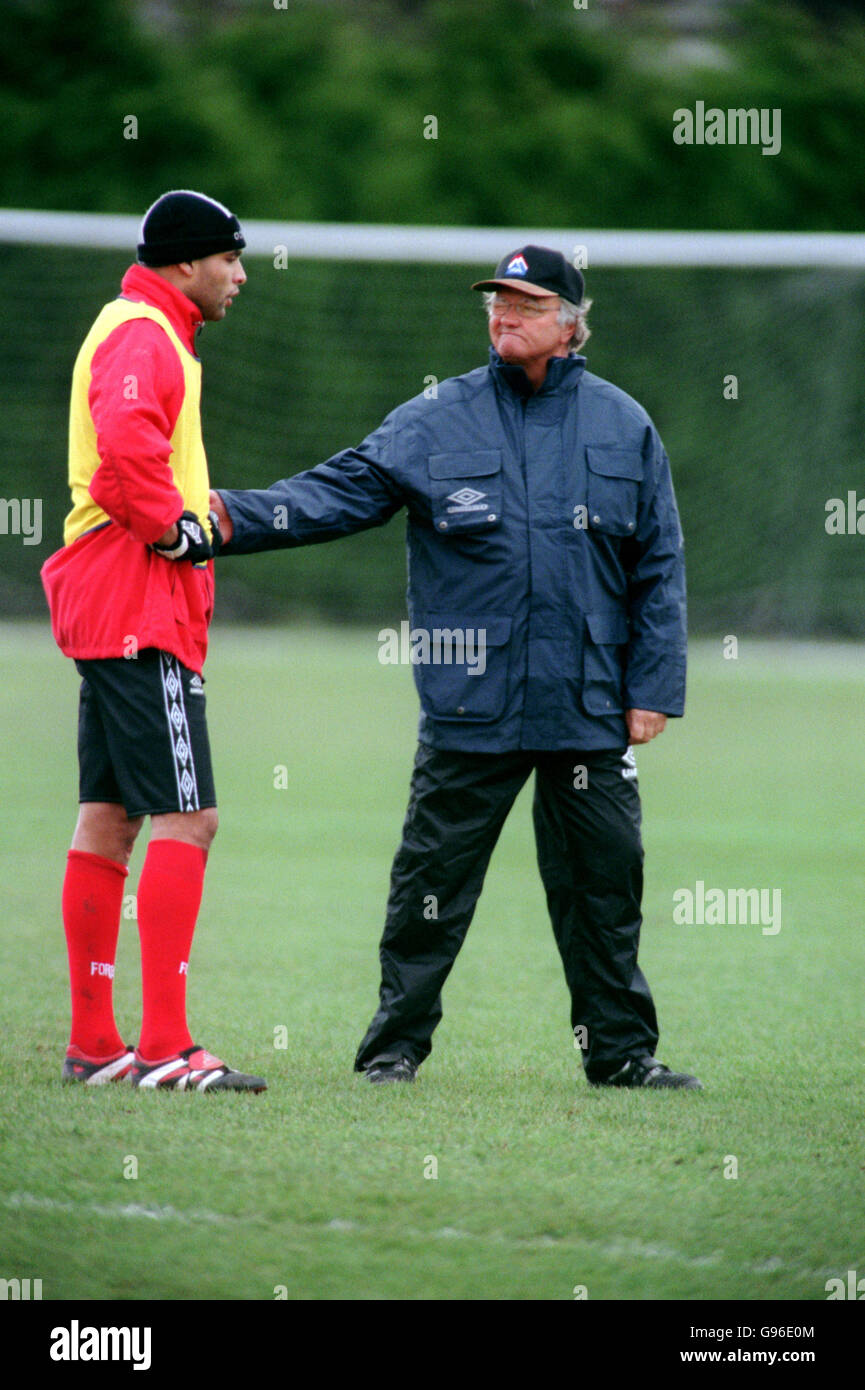 Soccer - FA Carling Premiership - Nottingham Forest Training. Ron Atkinson, Nottingham Forest Manager (r) directs training as Pierre Van Hooijdonk (l) watches Stock Photo