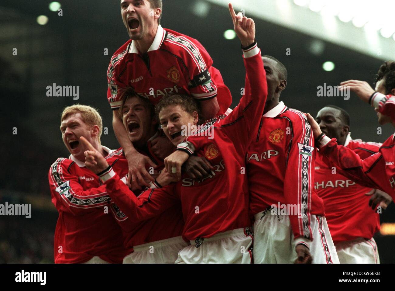 l-r Manchester United's Paul Scholes, David Beckham, Roy Keane, Andy Cole, Dwight Yorke and Ryan Giggs celebrate Ole Gunner Solskjaer's winning goal (centre) Stock Photo