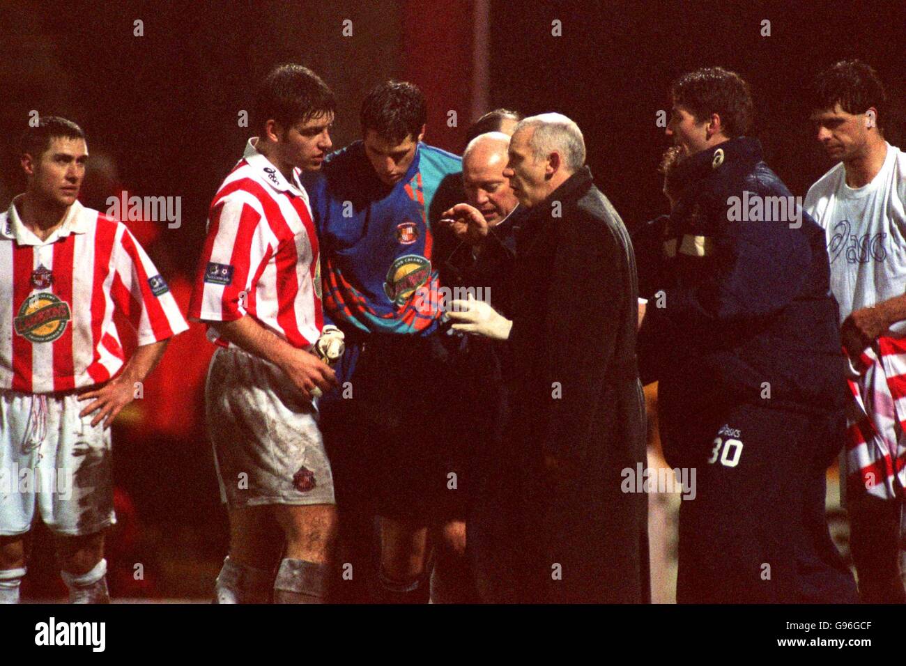 Sunderland's Niall Quinn (right) prepares to take over goalkeeping duties as Thomas Sorensen is lead off with Sunderland manager Peter Reid against Bradford City Stock Photo