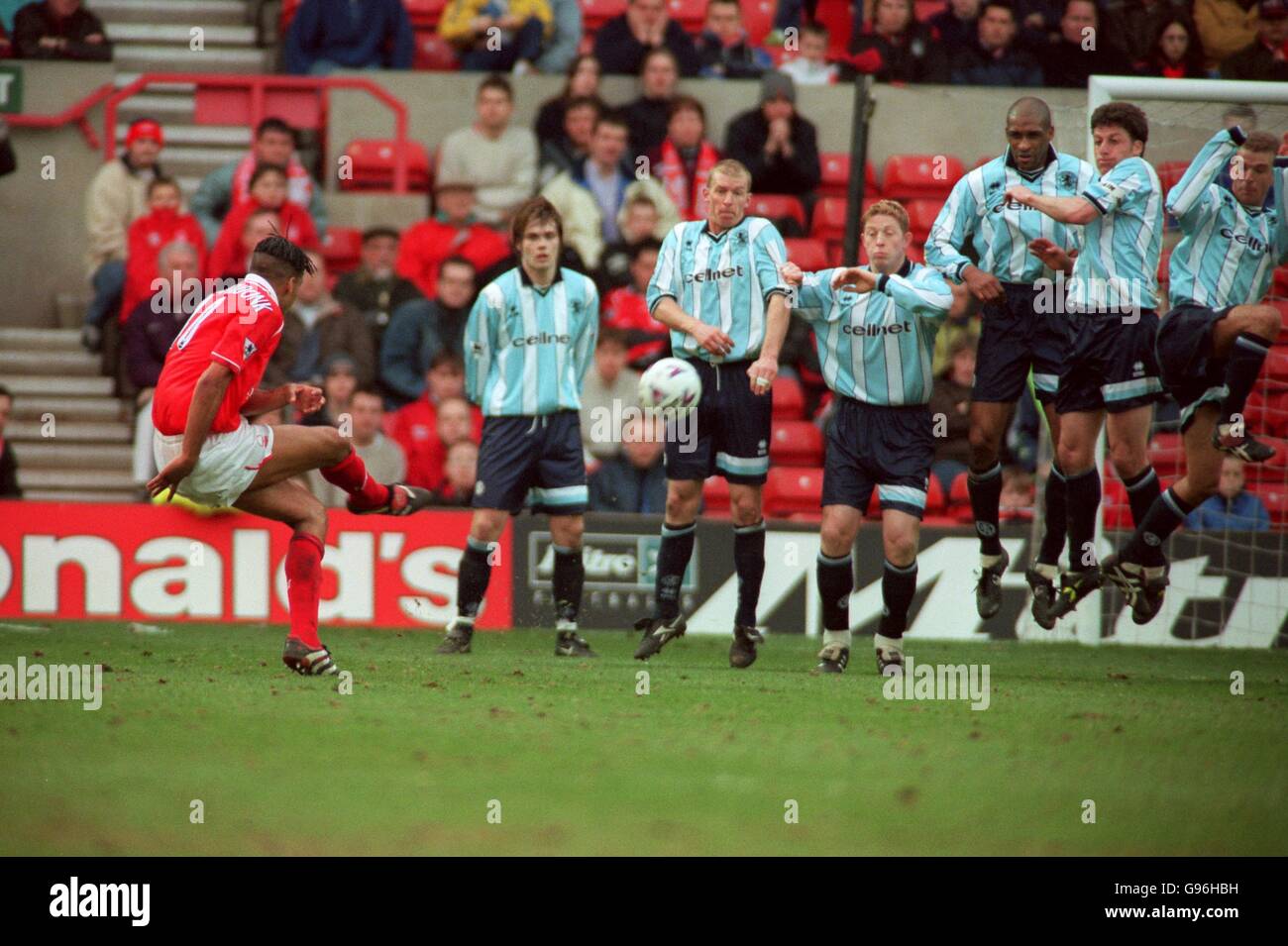 Nottingham Forest's Pierre Van Hooijdonk goes close to saving a point with a late free kick against Middlesbrough Stock Photo