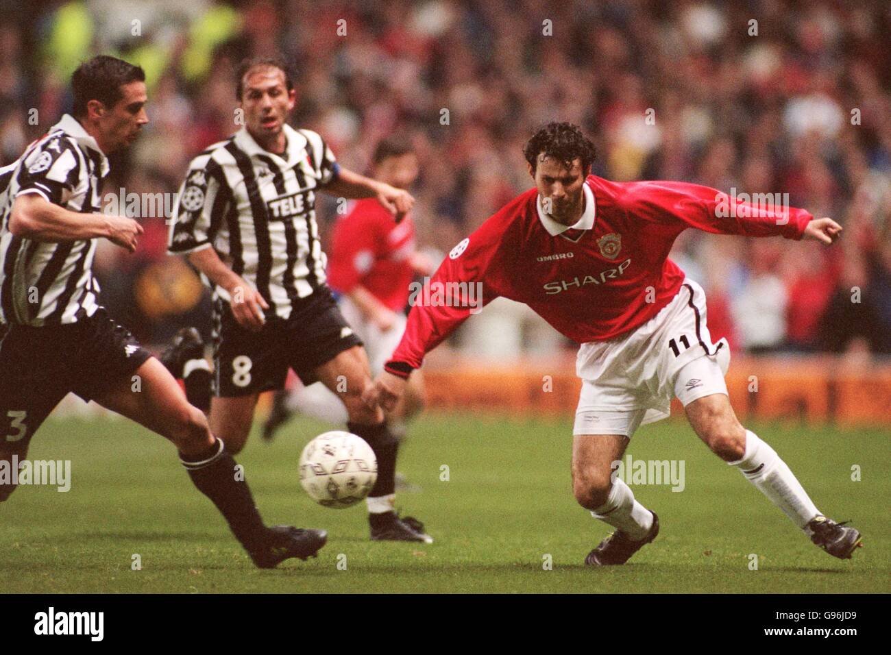 Manchester United's Ryan Giggs (right) takes on Juventus's Zoran Mirkovic (left) Stock Photo