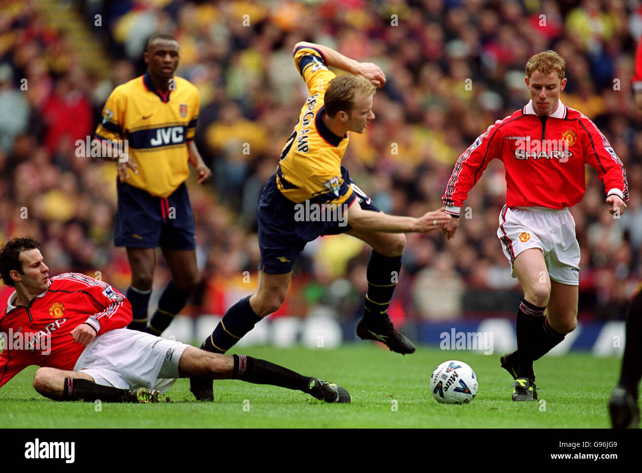 Manchester uniteds ryan giggs slides in on arsenals dennis bergkamp hi-res stock photography and images - Alamy