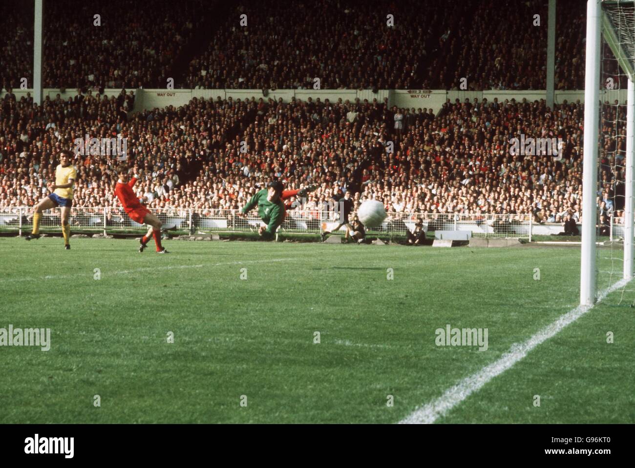 Soccer - FA Cup Final - Liverpool v Arsenal. Arsenal's Ray Kennedy (left) fires a shot past Liverpool's Emlyn Hughes (centre) and Ray Clemence (right) Stock Photo