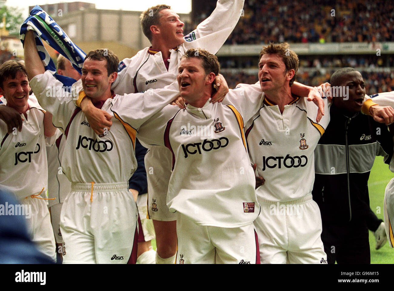 (left-right) Bradford City's Gareth Whalley, Peter Beagrie, Lee Mills, Dean Windass and Lee Sharpe celebrate winning promotion to the FA Carling Premiership Stock Photo