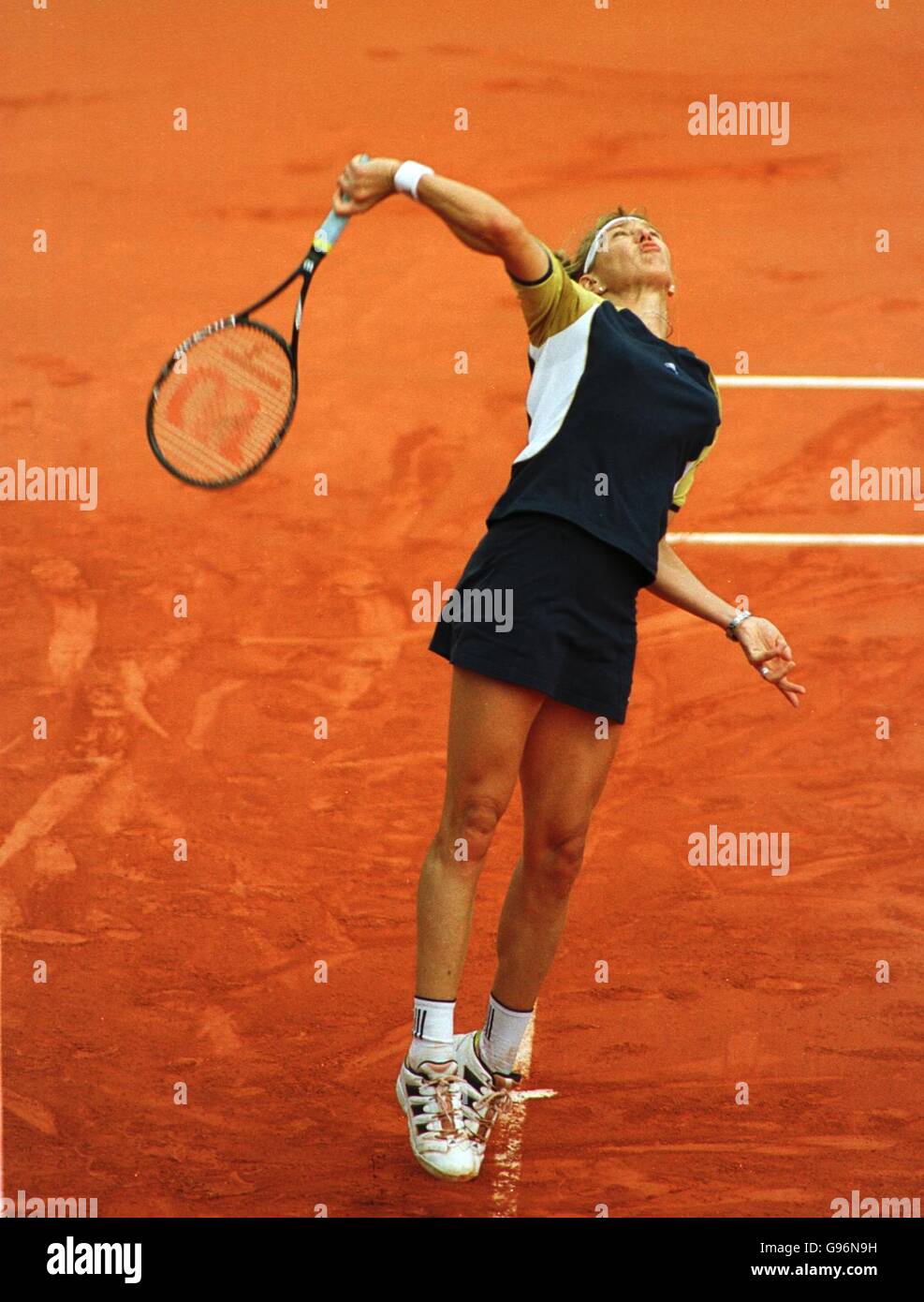 Tennis - French Open - Women's Singles - Final - Martina Hingis v Steffi  Graf. Steffi Graf serves Stock Photo - Alamy
