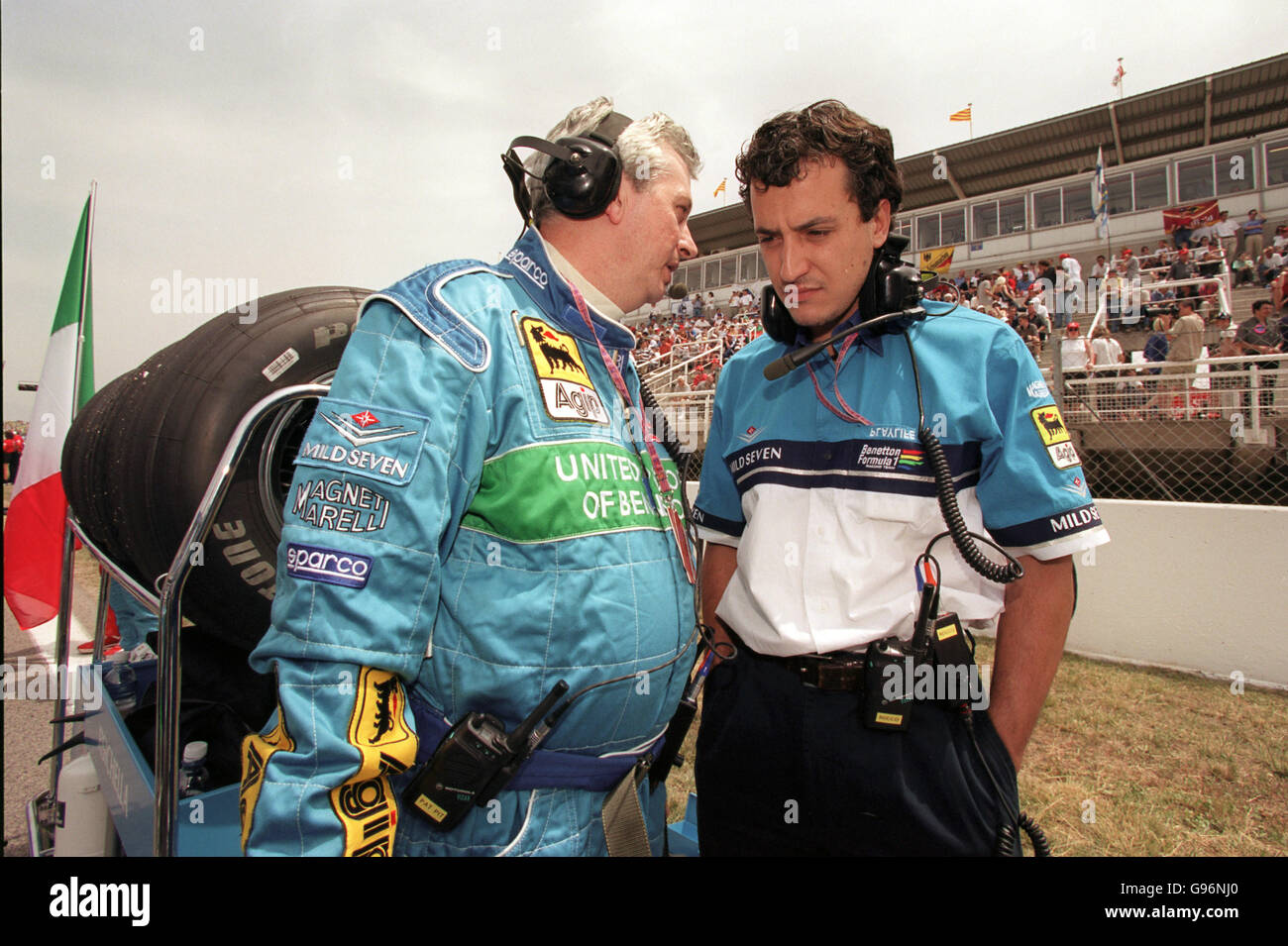 Formula One Motor Racing - Spanish Grand Prix - Qualifying. Benetton chief  technical director Pat Symmons (left) talks to team boss Rocco Benetton  (right Stock Photo - Alamy