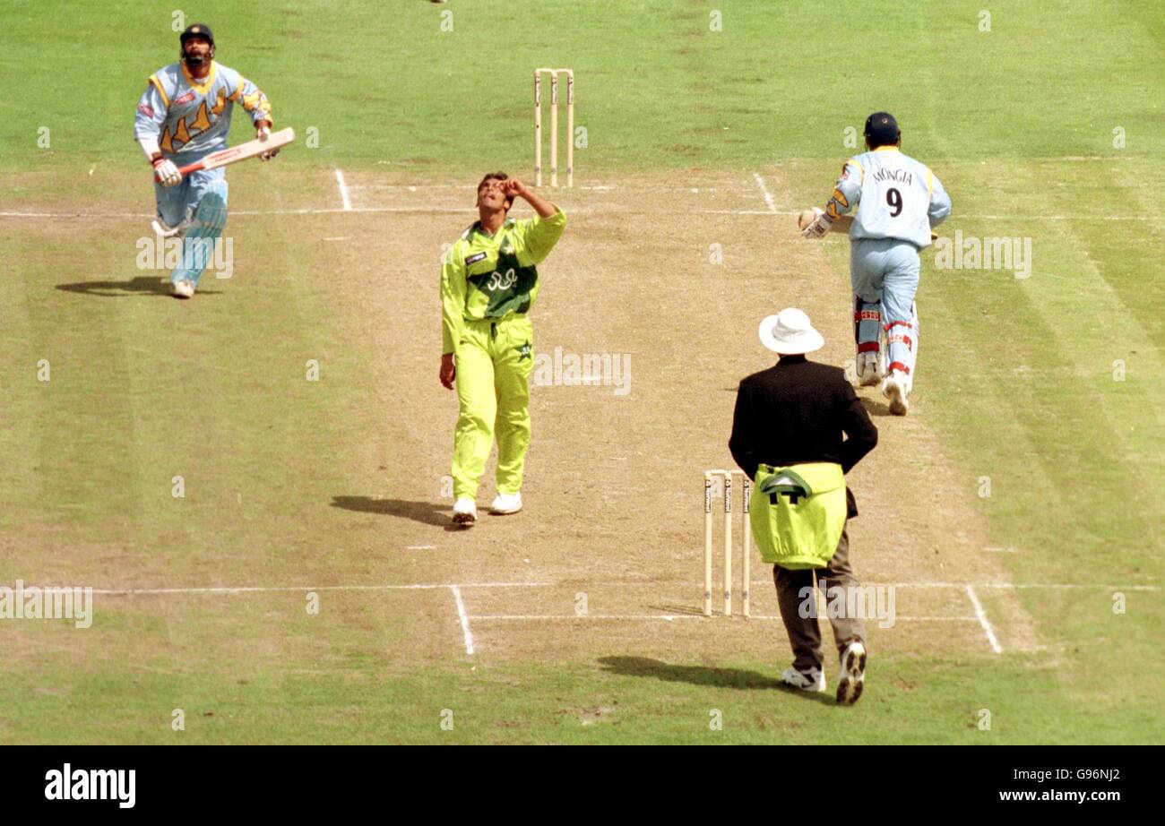Cricket - ICC World Cup - Super Six - India v Pakistan. Pakistan bowler Shoaib Akhtar looks to the skies as Mohammed Azharuddin and Nayan Mongia clock up the runs for India Stock Photo