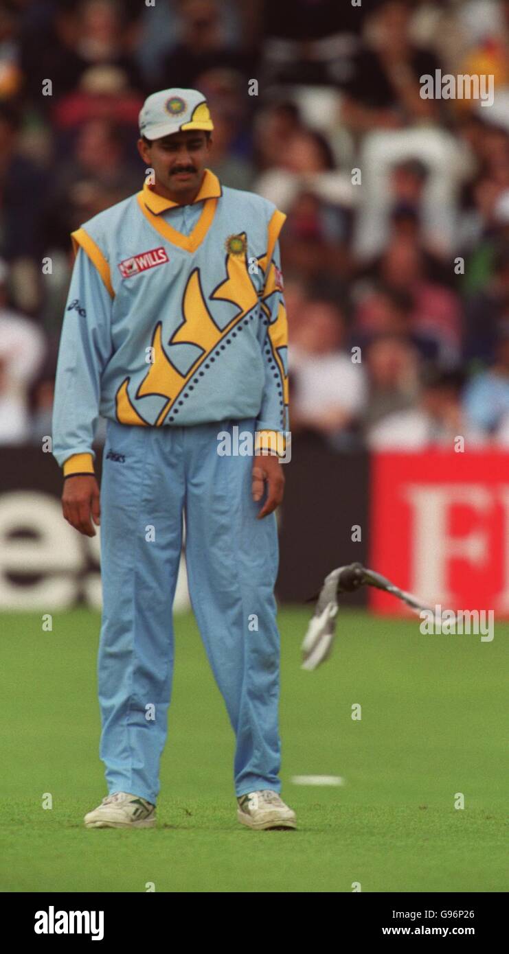 Cricket - ICC World Cup - Super Six - India v New Zealand. India's Javagal Srinath is paid a visit by a b ird Stock Photo
