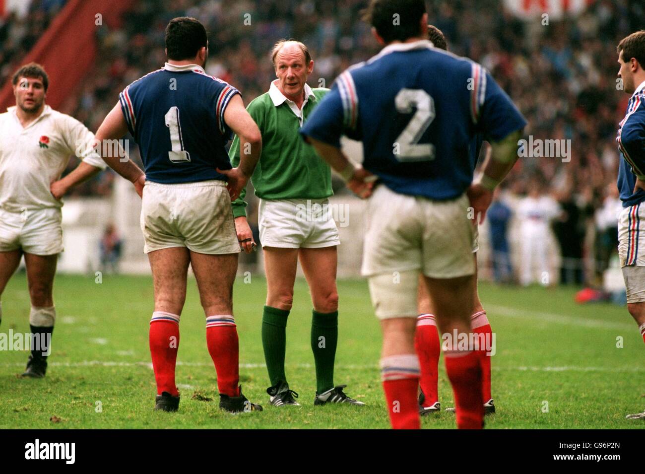 INTERNATIONAL RUGBY 5 NATIONS. GREGOIRE LASCUBE (No 1) IS SENT OFF FOR STAMPING ON MARTIN BAYFIELD. FRANCE V ENGLAND IN PARIS Stock Photo