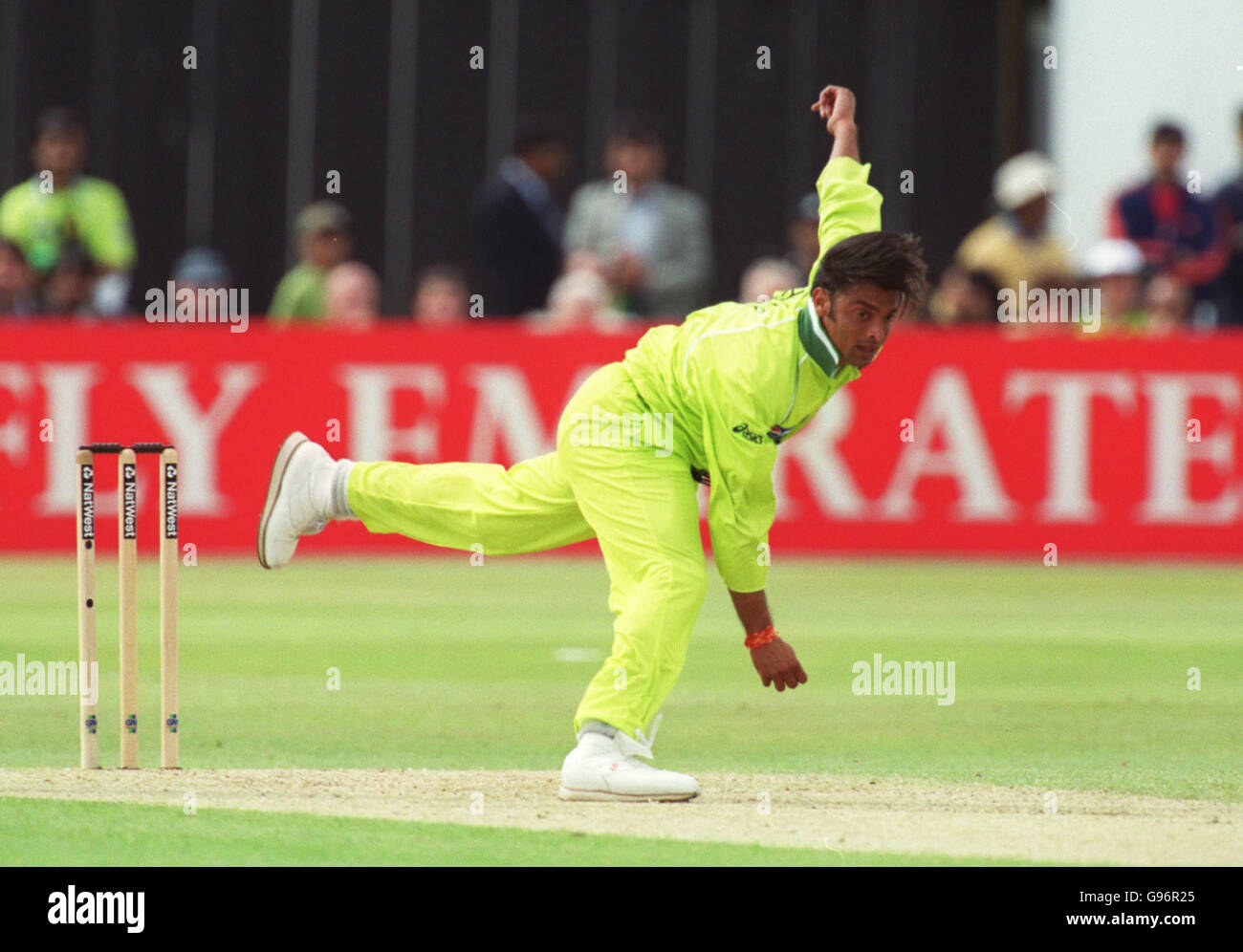 Cricket - ICC World Cup - Group B - New Zealand v Pakistan. Pakistan bowler Shoaib Akhtar follows through Stock Photo