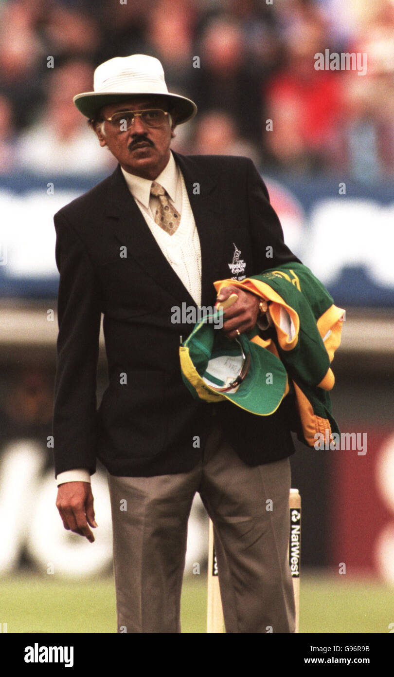 Cricket - ICC World Cup - Super Six - South Africa v New Zealand. Umpire Srinivas Venkataraghavan Stock Photo