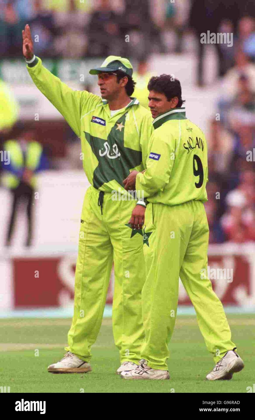 Pakistan captain Wasim Akram (left) changes the field for Saqlain Mushtaq (right) Stock Photo