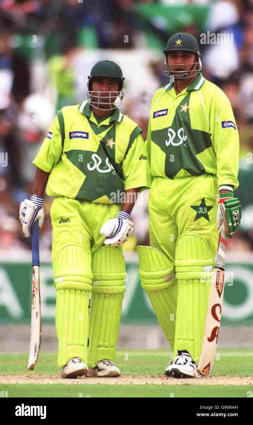 Cricket - ICC World Cup - Super Six - Zimbabwe v Pakistan. Saeed Anwar (left) and Inzimam-ul-Haq (right) of Pakistan Stock Photo