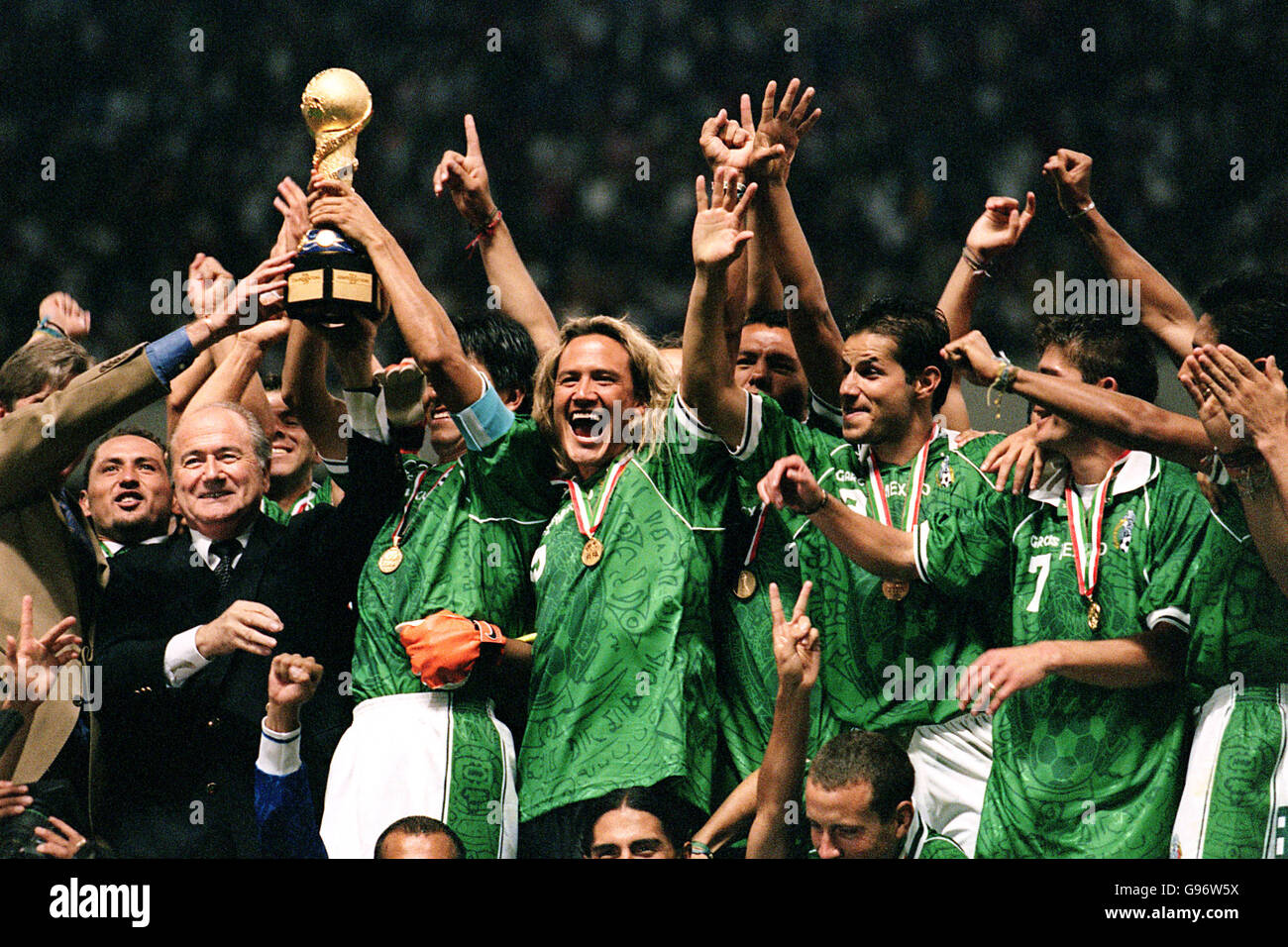 the Mexico team celebrate with the FIFA Confederations Cup trophy after