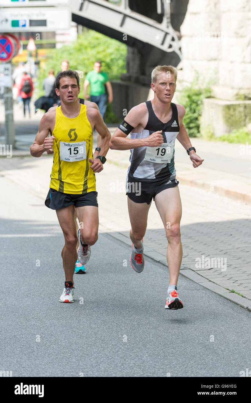 Dennis Laerte (15), Steffen Uliczka (19), 22. Hella Halbmarathon 26.06.2016, Hamburg, Deutschland Stock Photo