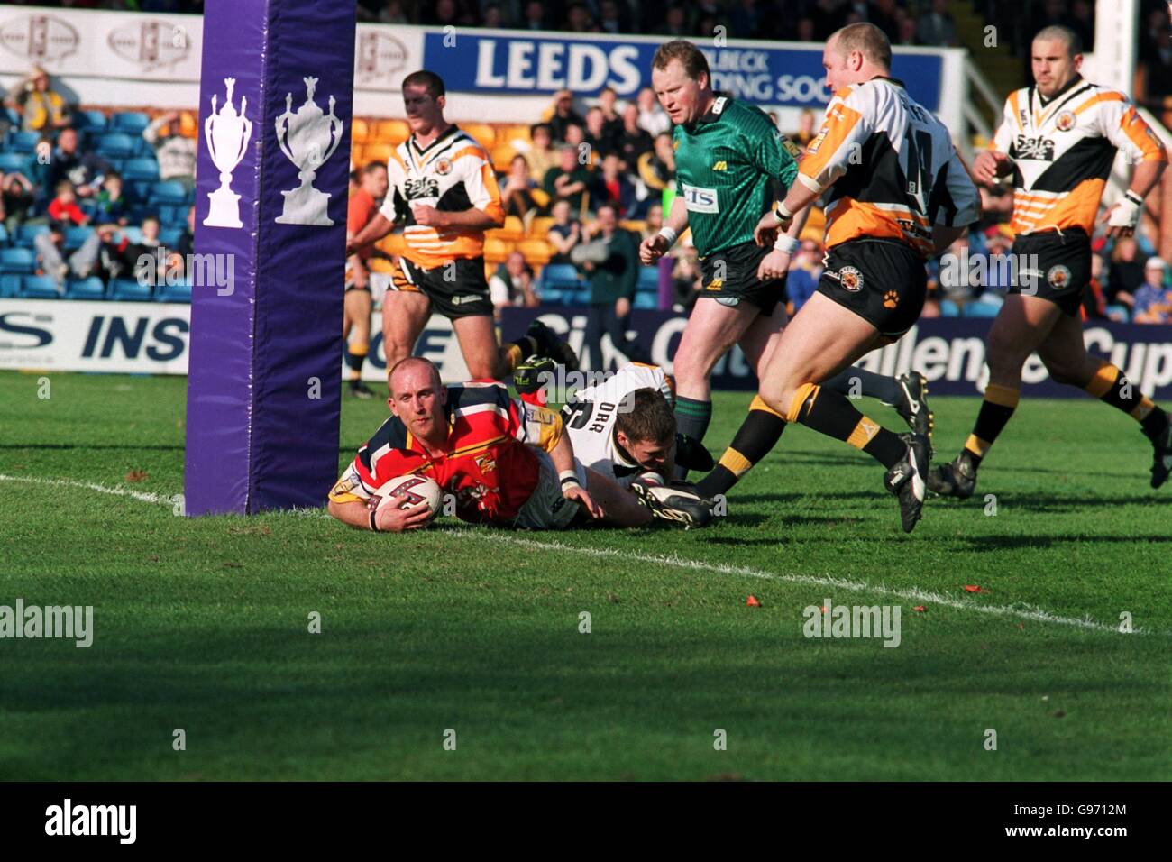 Rugby League - JJB Sports Super League - Castleford Tigers v London Broncos. London Broncos' Shaun Edwards crashes over for alate try against Castleford Stock Photo