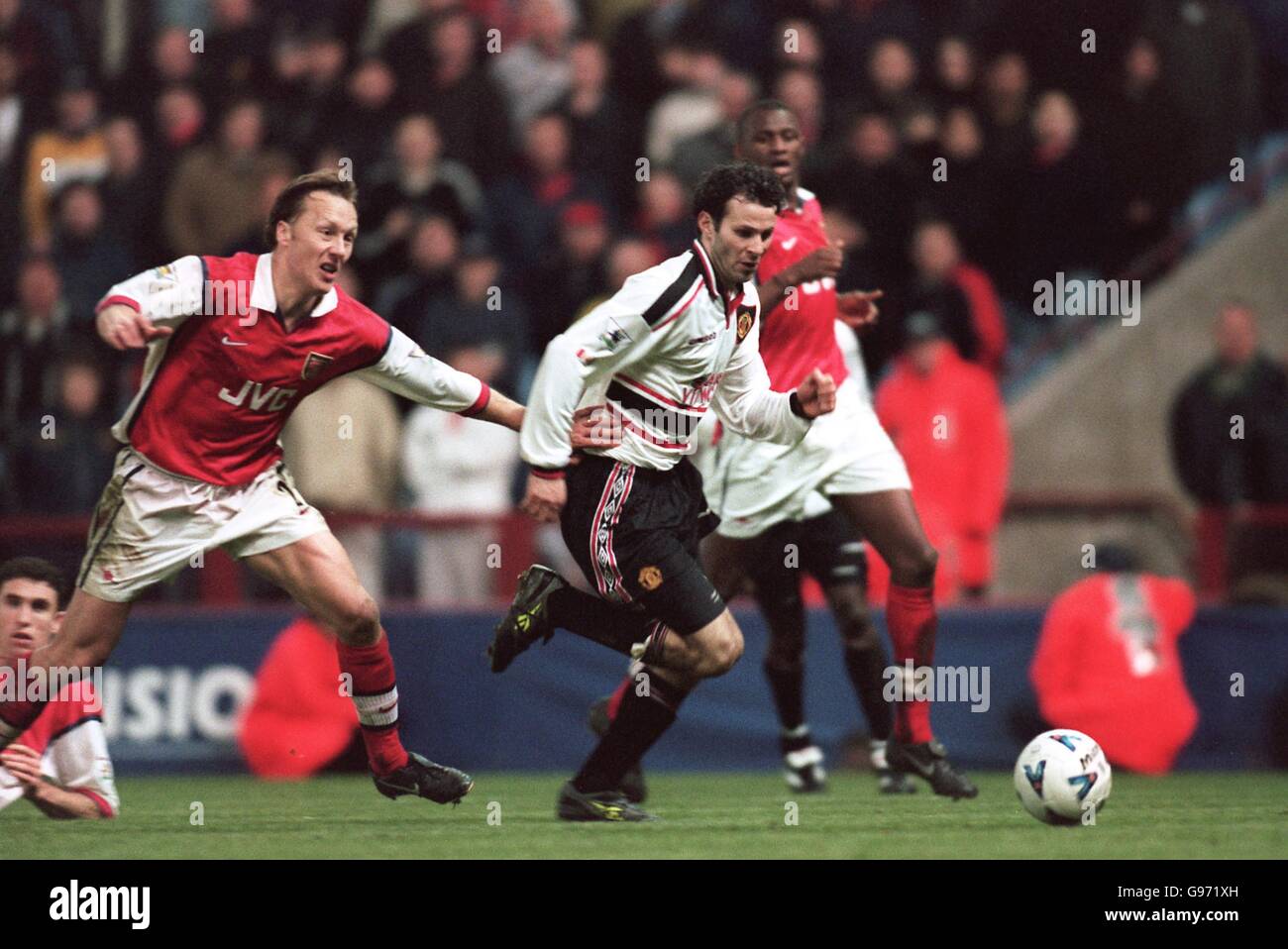 Soccer - AXA F.A. CUP semi-final replay - Manchester United v Arsenal. Manchester United's Ryan Giggs leaves Arsenal's Lee dixon trailing on his way to scoring the winning goal Stock Photo