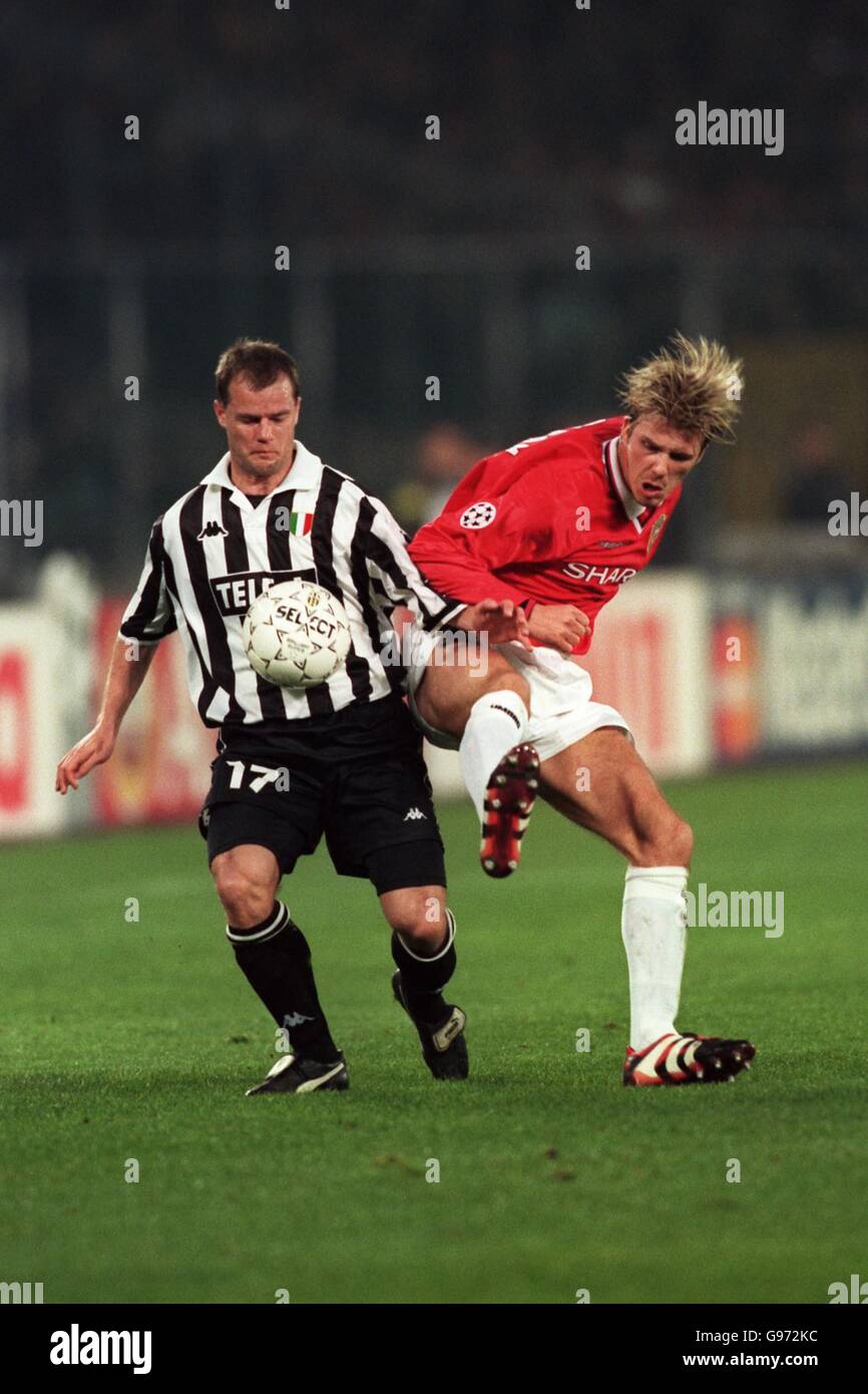 Soccer - UEFA Champions League - Semi-Final 2nd Leg - Juventus v Manchester United. Gianluca Pessotto of Juventus and Manchester United's David Beckham battle for the ball Stock Photo