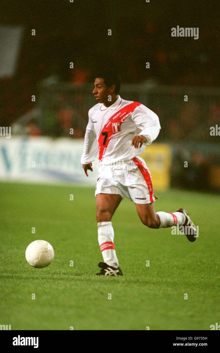 Soccer - Friendly - Holland v Peru. Nolberto Solano, Peru Stock Photo -  Alamy