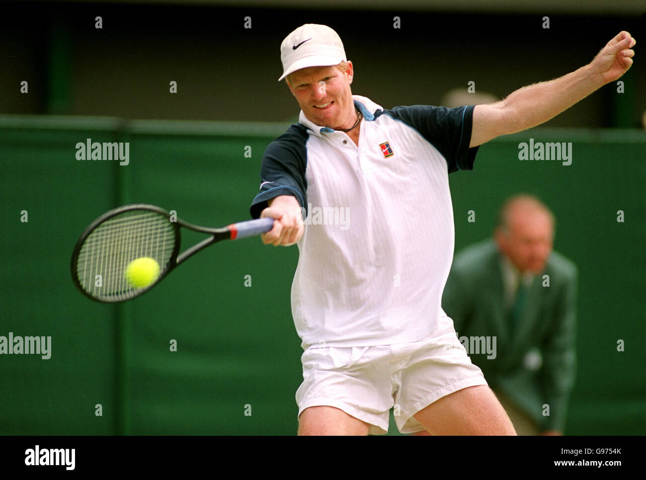 Tennis - Wimbledon, Mens Singles ...Tim Henman v Jim Courier Stock Photo -  Alamy