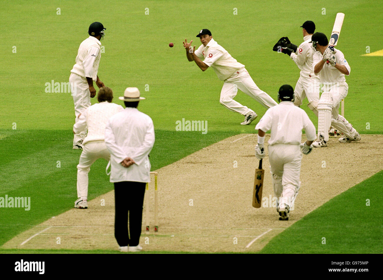 New England captain Nasser Hussain leads by example by catching out Dion Nash, New Zealand, bowled by Phil Tufnell Stock Photo