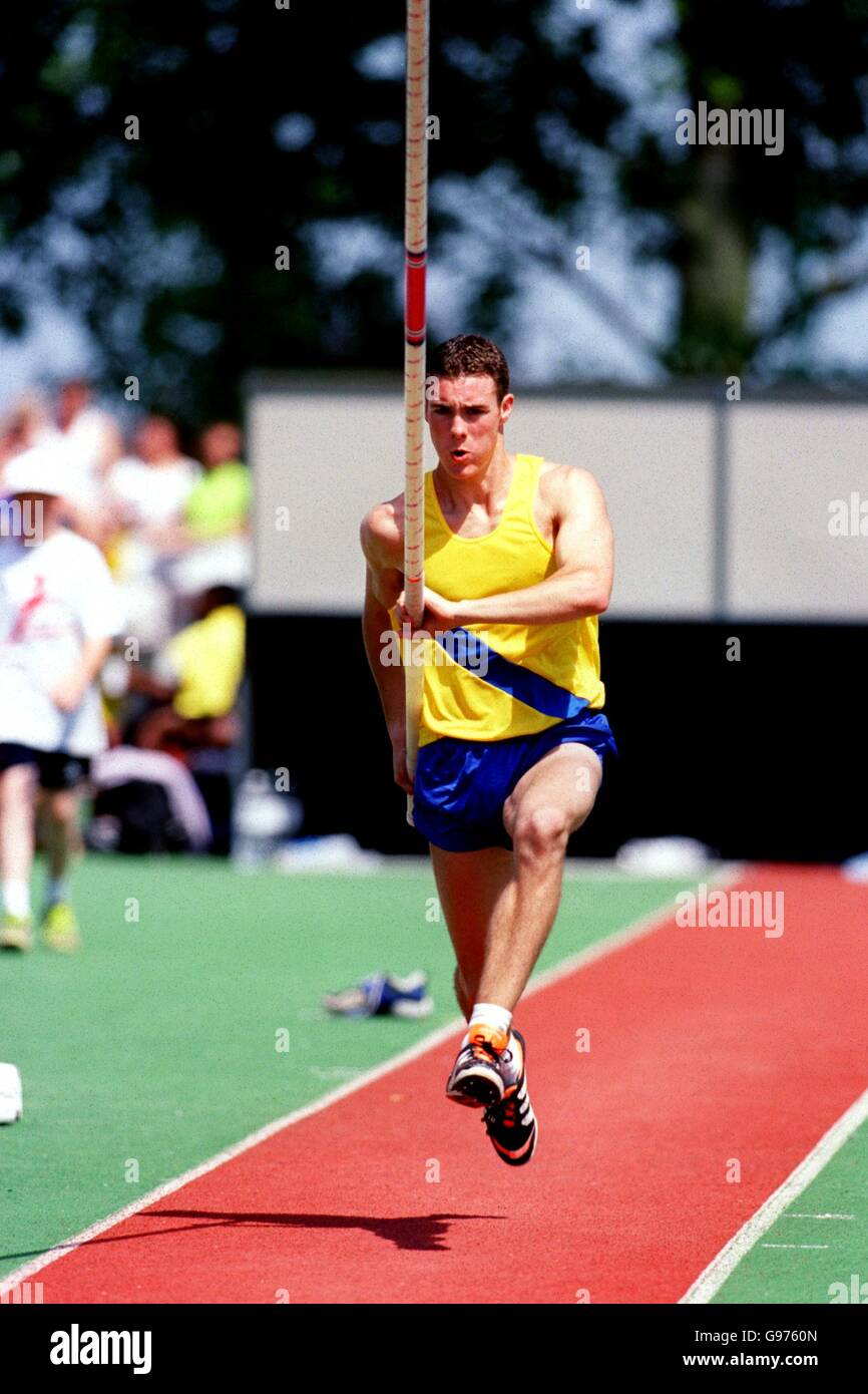 A competitor in senior boys pole vault hires stock photography and