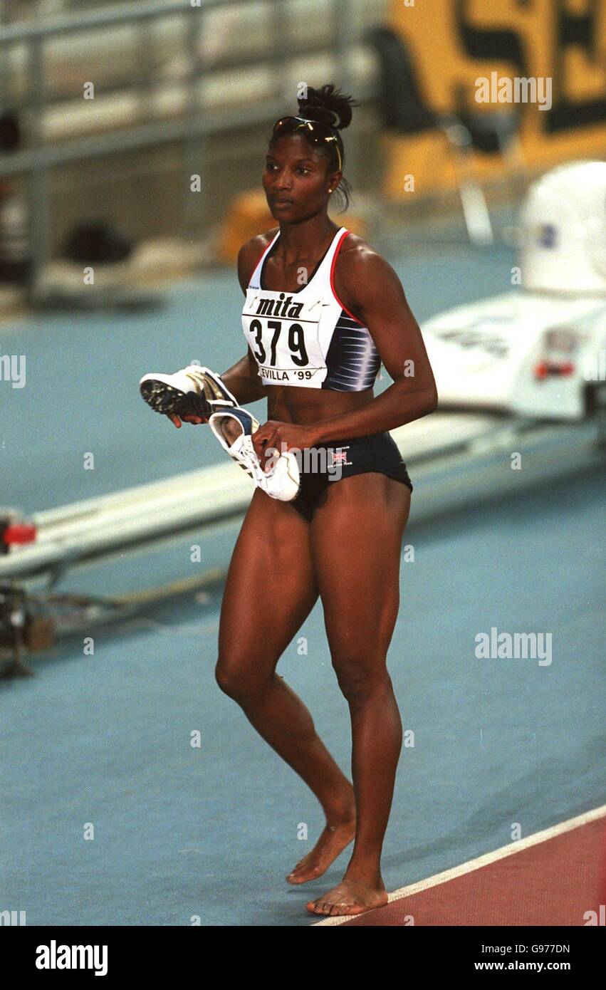 Athletics - World Championships - Sevilla. Denise Lewis walks off dejected after losing the heptathlon to Eunice Barber Stock Photo