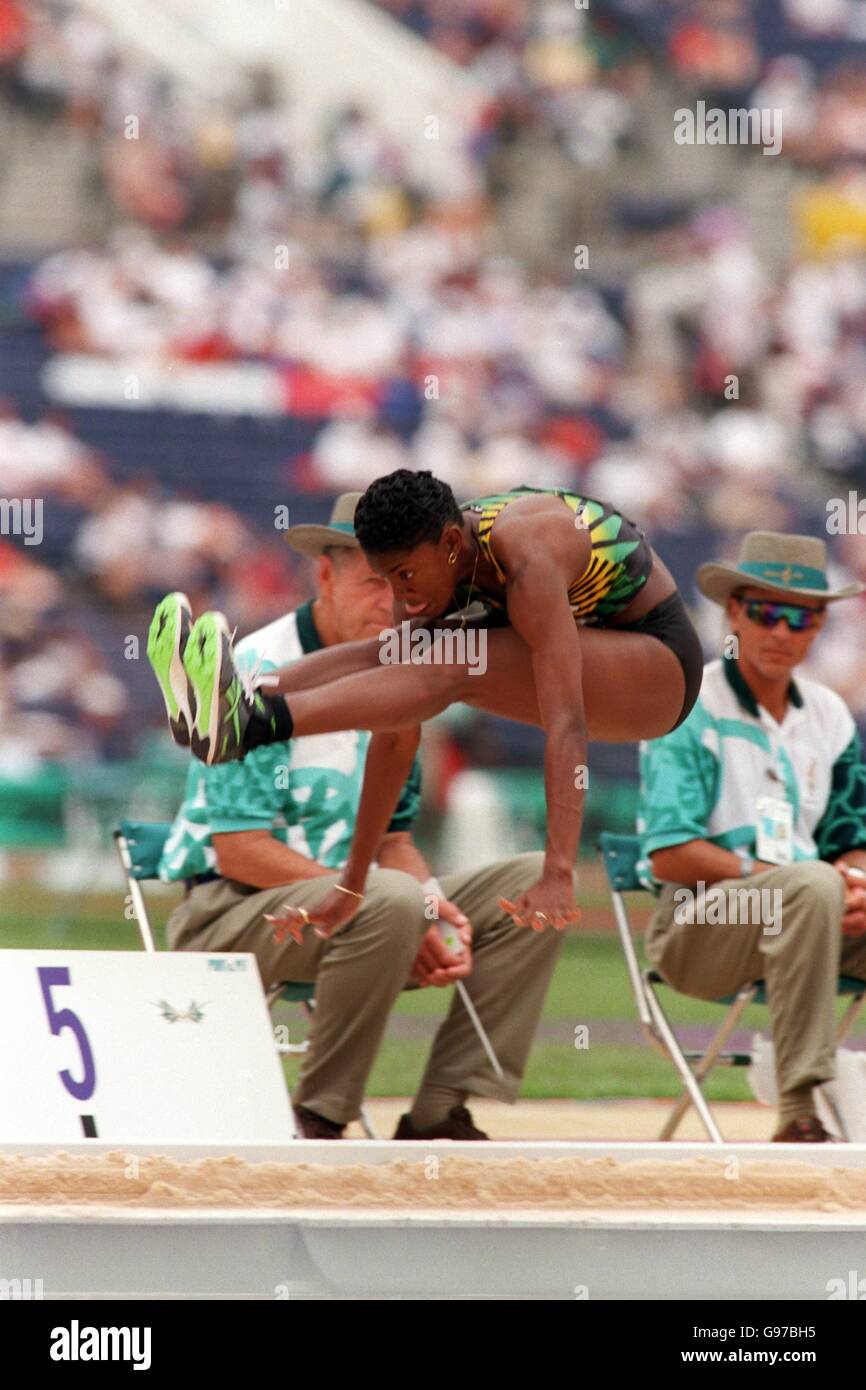 Long jump side view athletics hires stock photography and images Alamy