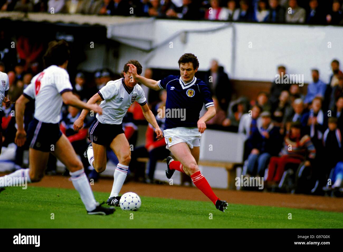 Soccer - Home International Championship - Scotland v England. Scotland's Jim Bett (right) gets away from England's Mike Duxbury (centre) Stock Photo