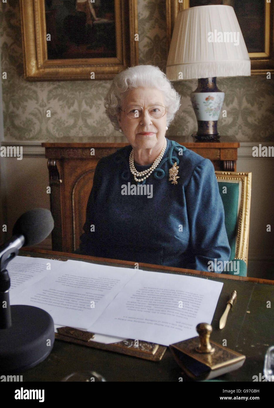 Queen Elizabeth II in the Regency Room at Buckingham Palace Wednesday February 15, 2006, where she recorded her annual message to the Commonwealth. PRESS ASSOCIATION Photo. Photo credit should read: Stefan Rousseau/WPA Rota/PA. Stock Photo