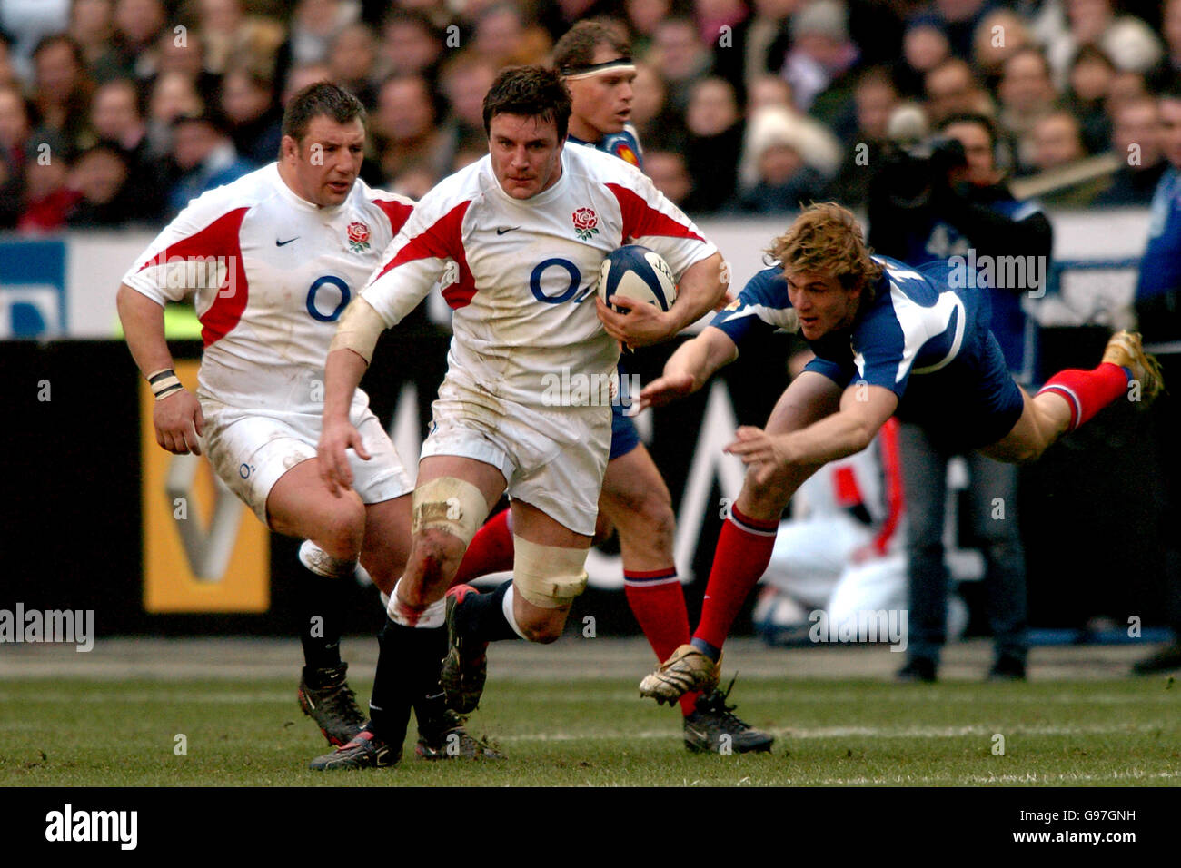 Rugby Union - RBS 6 Nations Championship 2006 - France v England - Stade de France. France's Aurelien Rougerie tris to tackle England's Matin Corry Stock Photo