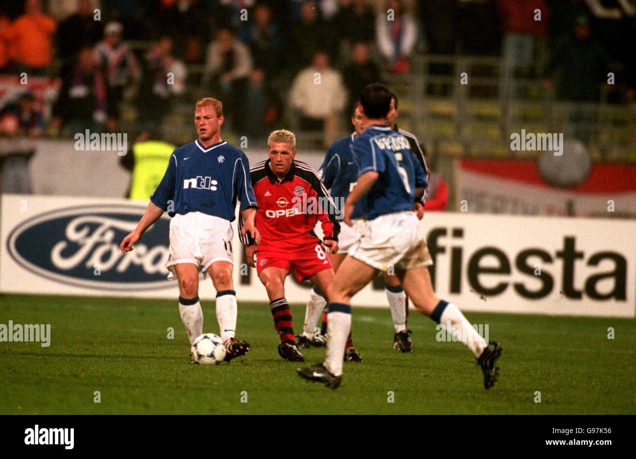 Soccer - UEFA Champions League - Group F - Bayern Munich v Rangers. Rangers' Jorg Albertz (left) passes the ball before Bayern Munich's Thomas Strunz (centre) can reach him Stock Photo