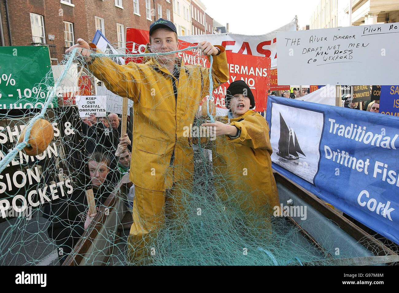 Finbar Sheehan (left) and Cody Healy hold a net as part of a protest by salmon net anglers outside the Dail in Dublin, Wednesday March 22, 2006. PRESS ASSOCIATION photo. Photo credit should read: Julien Behal / PA. Stock Photo