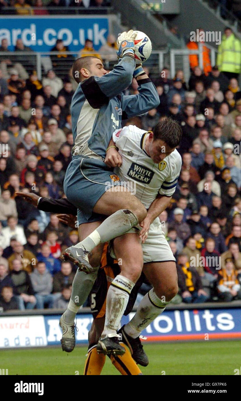 Hull City goalkeeprer Boaz Myhill gathers the ball from the head of Leeds United captain Paul Butler (R) during the Coca-Cola Championship match at the KC Stadium, Hull, Saturday April 1, 2006. PRESS ASSOCIATION Photo. Photo credit should read: John Jones/PA. NO UNOFFICIAL CLUB WEBSITE USE. Stock Photo