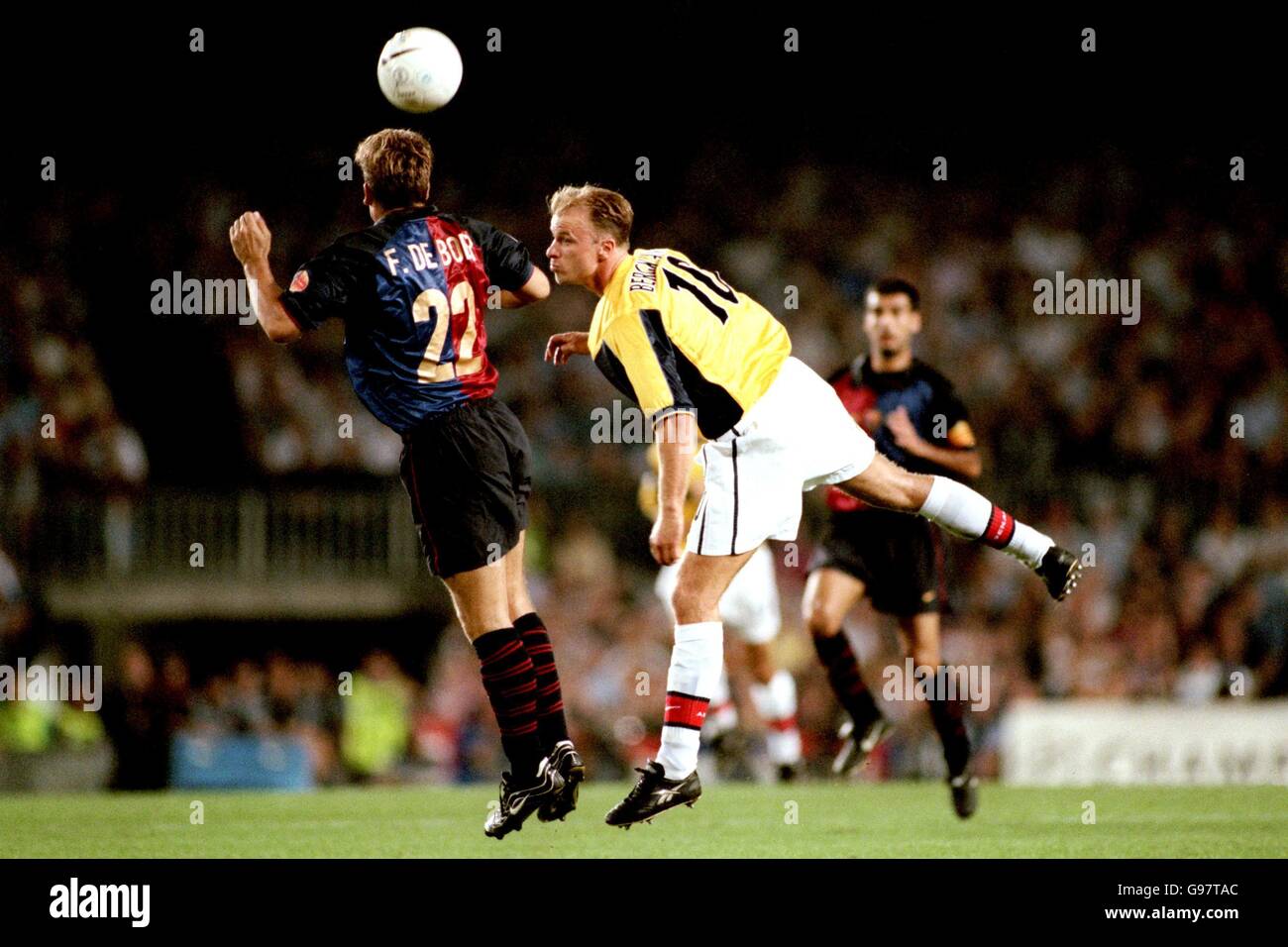 Soccer - UEFA Champions League - Group B - Barcelona v Arsenal. Arsenal's flying Dutchman Dennis Bergkamp heads for goal past fellow Dutchman Frank De Boer Stock Photo