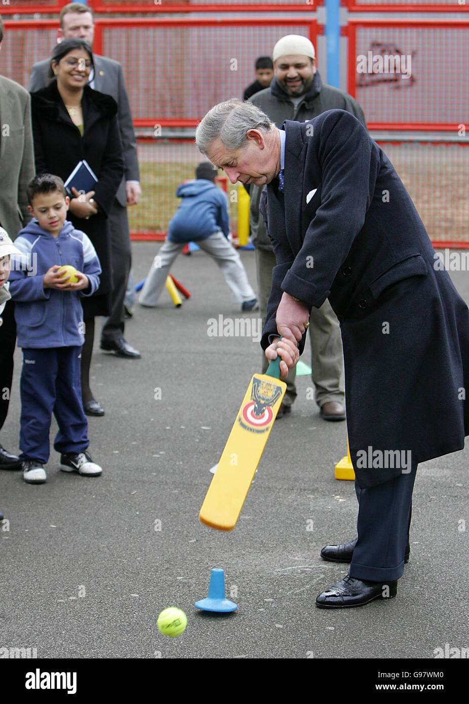 Britain's Prince of Wales plays cricket while visiting a playground in the Queen's Park area of Bedford, Monday March 6, 2006. Prince Charles visited the neighbourhood to see how different faith communities in Bedford are working together to engage children from all faiths. See PA story ROYAL Charles. PRESS ASSOCIATION photo. Photo credit should read: Odd Andersen/AFP/WPA rota/PA. Stock Photo