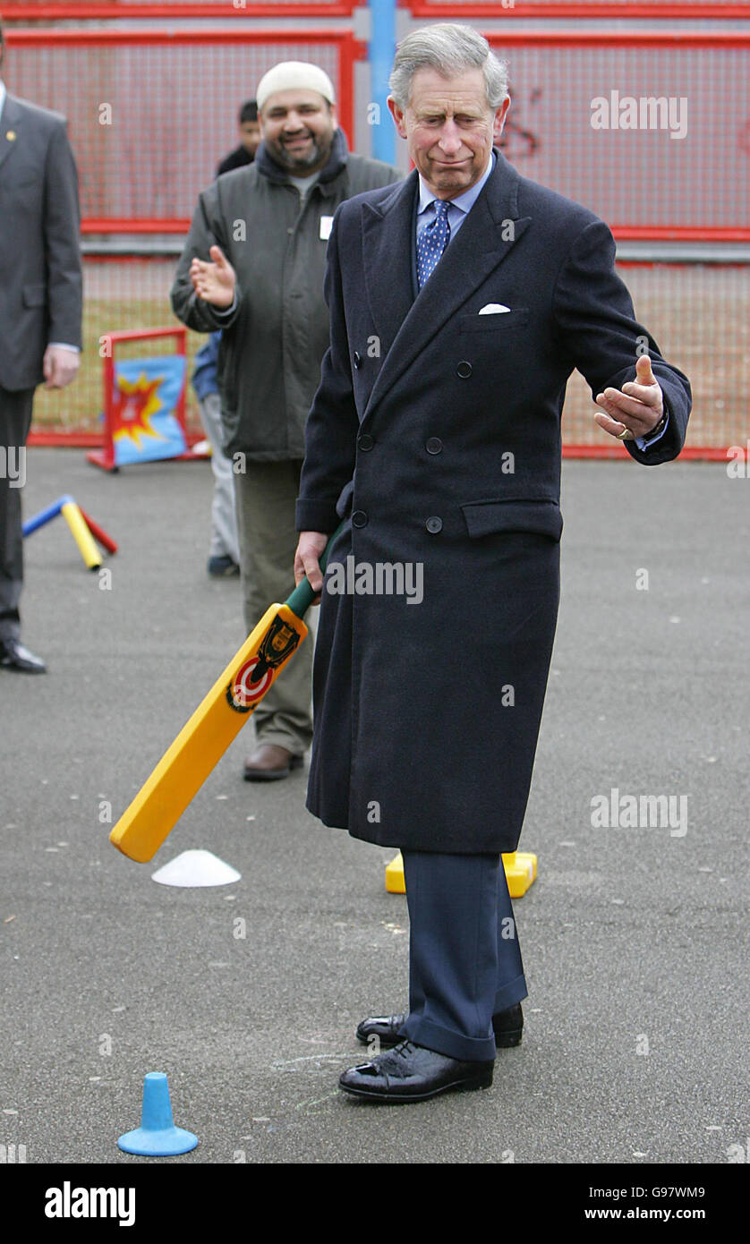 Britain's Prince of Wales plays cricket while visiting a playground in the Queen's Park area of Bedford, Monday March 6, 2006. Prince Charles visited the neighbourhood to see how different faith communities in Bedford are working together to engage children from all faiths. See PA story ROYAL Charles. PRESS ASSOCIATION photo. Photo credit should read: Odd Andersen/AFP/WPA rota/PA. Stock Photo