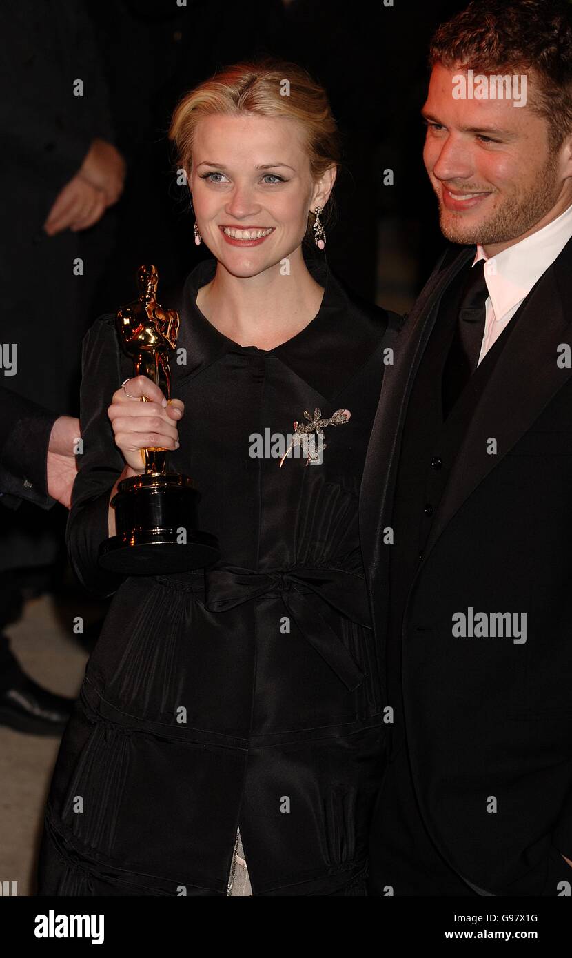 Ryan Phillipe and Reese Witherspoon with her Oscar for Best Actress in ...