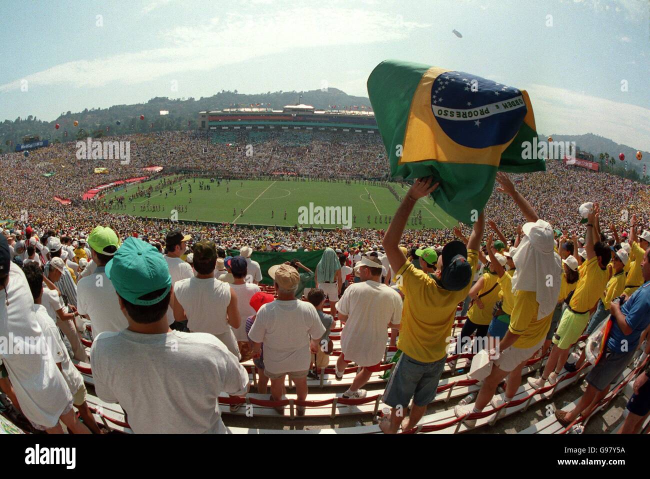 Soccer - 1994 FIFA World Cup - Final - Brazil v Italy - Rose Bowl, Pasadena. 17-JUL-94. World Cup Final 1994, Brazil v Italy. Brazil Fans celebrate Stock Photo